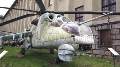 博物馆里展出的旧<strong>军用直升机</strong>。